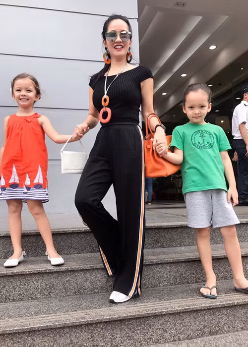 Diva Hồng Nhung mua giày mới cho cặp song sinh Tôm - Tép đang chuẩn bị vào lớp 1.