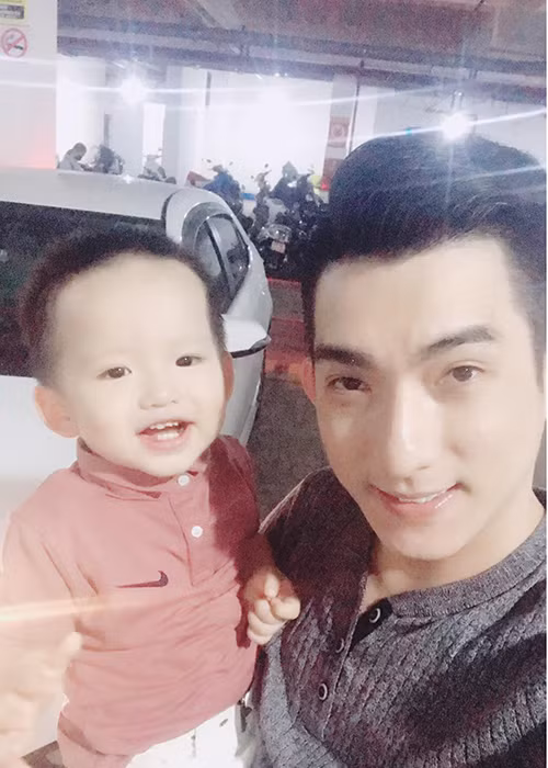 Chồng cũ Phi Thanh Vân vui mừng gặp con trai sau đám cưới lần 3.