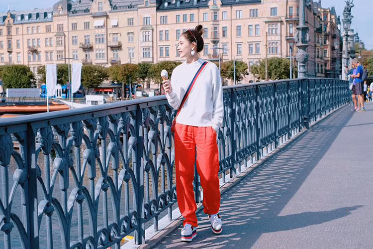 Chipu diện trang phục trẻ trung, năng động dạo phố trong chuyến công tác ở Thụy Điển.