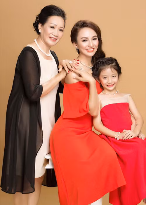 Ngọc Diễm trải lòng nhân dịp lễ Vu lan: "Không biết tại sao nhưng bây giờ, mình bắt đầu ngại nói yêu mẹ, vì thấy mắc cỡ. Nhưng trong lòng ngày thương mẹ càng nhiều hơn. "Có nuôi còn mới hiểu lòng ba mẹ" và nhìn theo mẹ để phấn đấu là một người mẹ tốt của Chiko. Mong mẹ mãi luôn là bông hồng đỏ trên áo con, mãi là động lực để con phấn đấu để ba mẹ được an vui, yên tâm và tự hào".