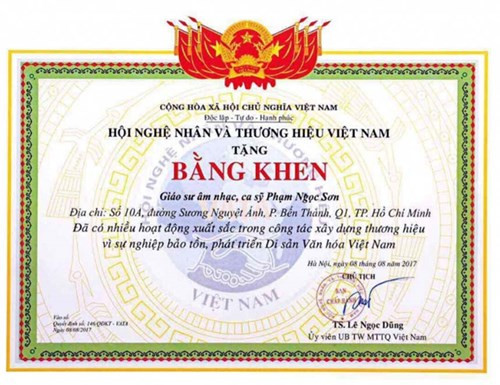 Tấm bằng khen gây ồn ào của ca sĩ Ngọc Sơn. (Ảnh: Dân Việt)
