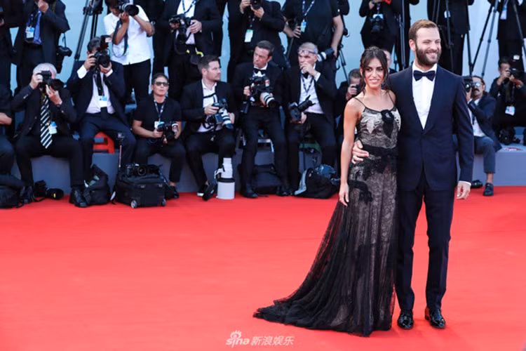 Các cặp đôi ngôi sao dập dìu trên thảm đỏ.