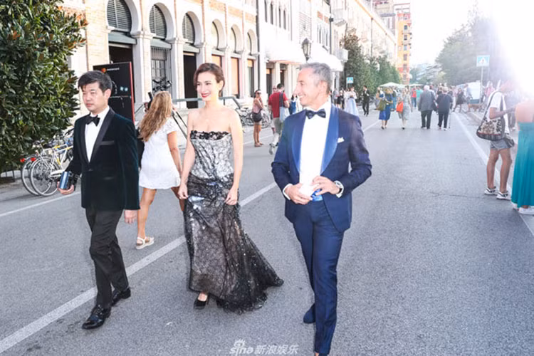 Nữ diễn viên Từ Kiều của Võ đang thất bảo vội vã trên đường tới với ngày khai mạc.