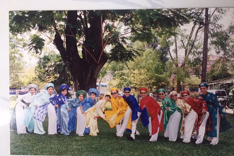 Đội bê tráp gồm nhiều người nổi tiếng tạo dáng nhí nhảnh trong đám cưới ca sĩ Thùy Dương. Ảnh: FBNV