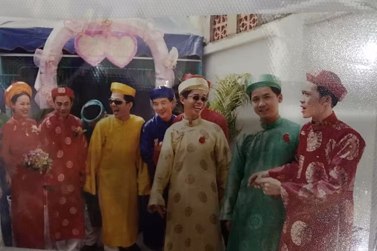 Vũ Hà tiết lộ rằng anh, Mr Đàm và Hoài Linh đi bê tráp trong đám cưới của ca sĩ Thùy Dương. Ảnh: FBNV