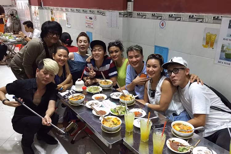 Vũ Hà có mối quan hệ khá thân thiết với danh hài Hoài Linh. Ảnh: FBNV