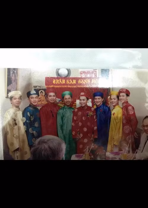 Hình ảnh Đàm Vĩnh Hưng, Vũ Hà và Hoài Linh (3 người ngoài cùng bên phải) diện áo dài truyền thống đi bê tráp khiến người hâm mộ thích thú. Ảnh: FBNV