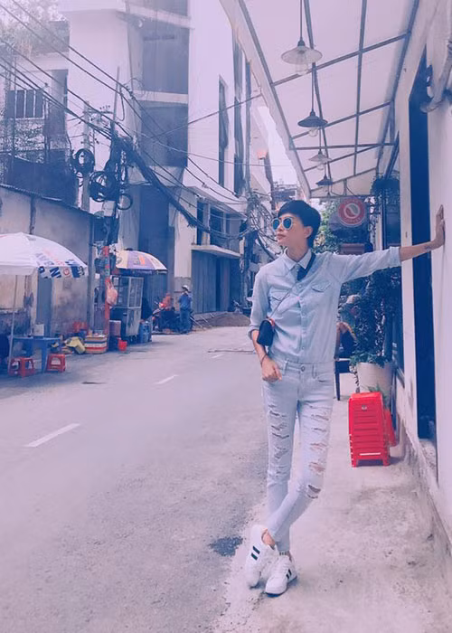 Ngô Thanh Vân trông manly trên phố. Gần đây, cô vừa đổi kiểu tóc ngắn cá tính.