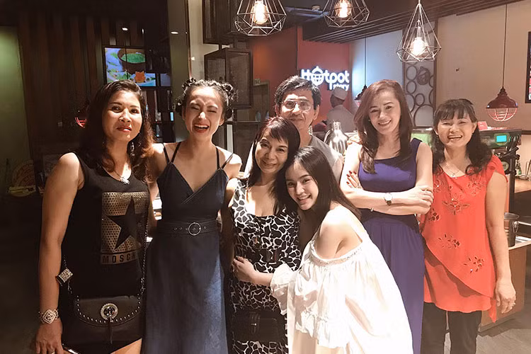 Angela Phương Trinh (thứ hai bên trái) cười tít mắt bên những người thân.