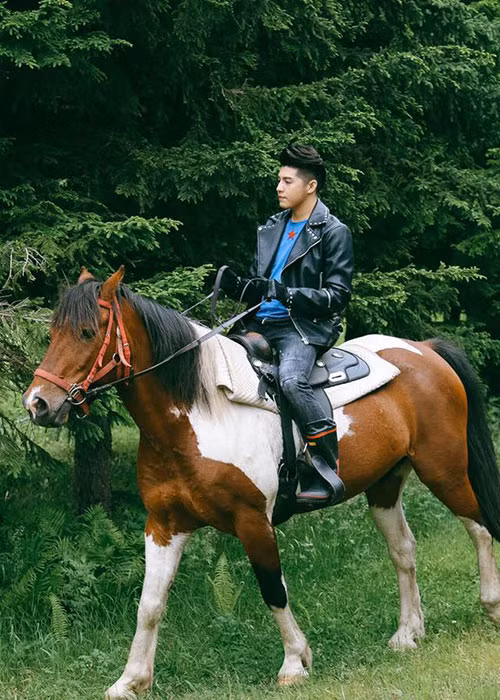 Noo Phước Thịnh trổ tài cưỡi ngựa là một trong những tin tức sao Việt trong ngày 27/8.