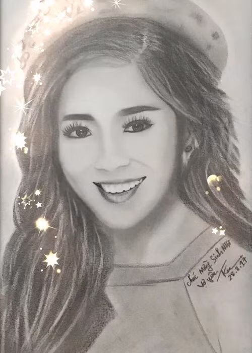 Lê Phương chia sẻ: "Quà sinh nhật. Lần đầu tiên nhận bức vẽ chân dung, từ chính tay người mình yêu thương. Chẳng biết diễn tả cảm xúc ấy như thế nào nữa. Chỉ biết là thương lắm, chồng ơi”.