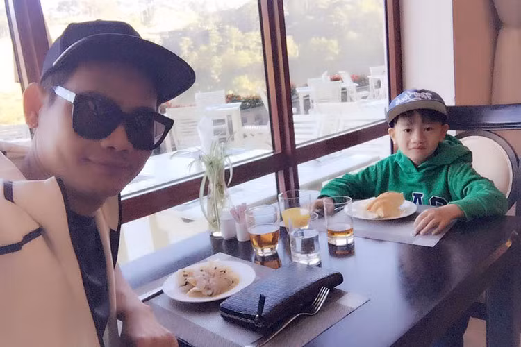 Cặp bố con nhà sao Việt MC Hồng Phúc và bé Chíp tận hưởng bữa ăn sáng bên nhau.