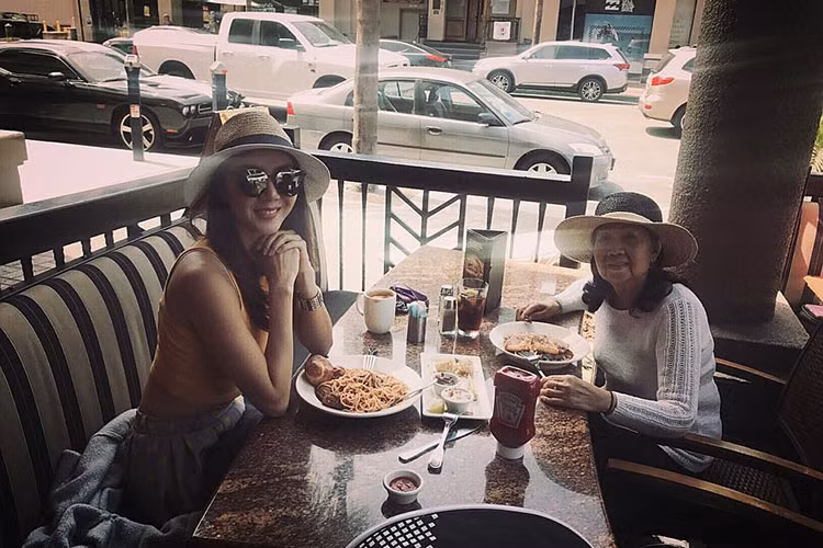 Cựu người mẫu Ngọc Quyên đưa mẹ và con trai đi ăn.