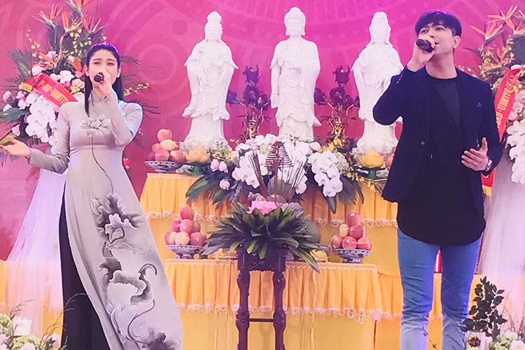 Vợ chồng Tim - Trương Quỳnh Anh về chùa hát cho lễ vu lan.