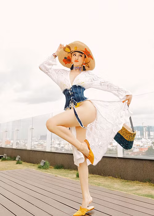 Hết Phi Thanh Vân lại đến lượt Angela Phương Trinh khoe vòng 3 khủng.