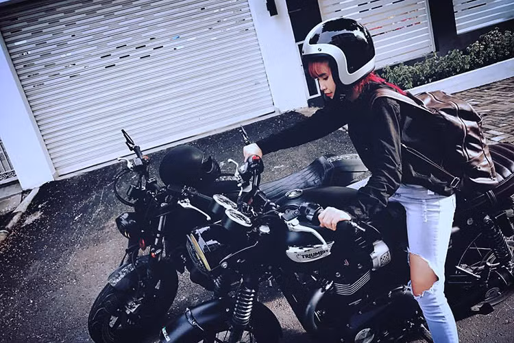 Khởi My tạo dáng lái xe mô tô phân khối lớn.