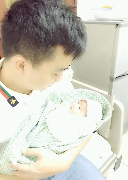 Diễn viên Hoàng Yến khoe con gái vừa mới sinh.