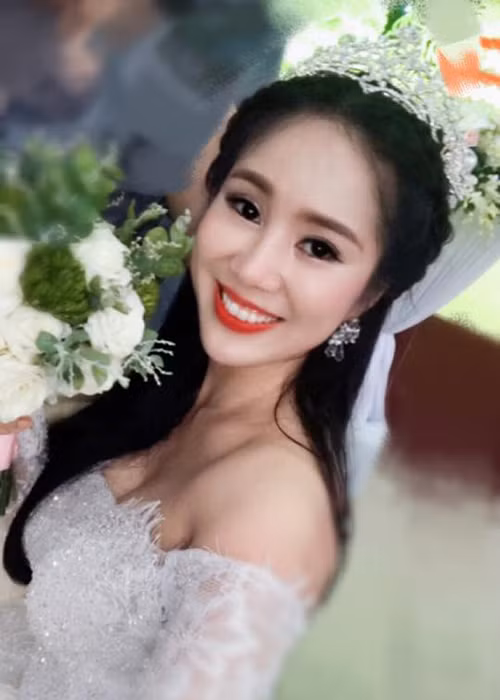 Lê Phương diện váy cưới gợi cảm trong lễ cưới ở quê nhà chú rể Trung Kiên.