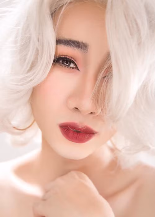 Diễn viên hài Hải Triều khoe nhan sắc khi biến hóa thành nữ nhi.