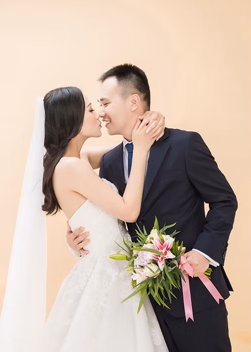 Đây là lần đầu tiên Vân Quỳnh tiết lộ cận mặt hôn phu với công chúng.