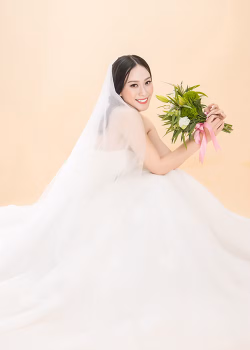 "Tôi thích nhất là sự chân thành, tình yêu không màu mè, hoa mỹ và sự thông minh của anh ấy", Vân Quỳnh chia sẻ thêm.