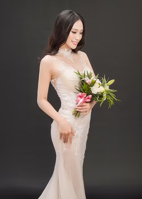 Sau khi tốt khoa Tài chính Ngân hàng thuộc Đại học Kinh tế Kỹ thuật Công nghiệp, Vân Quỳnh chính thức theo đuổi con đường làm MC - Biên tập viên.