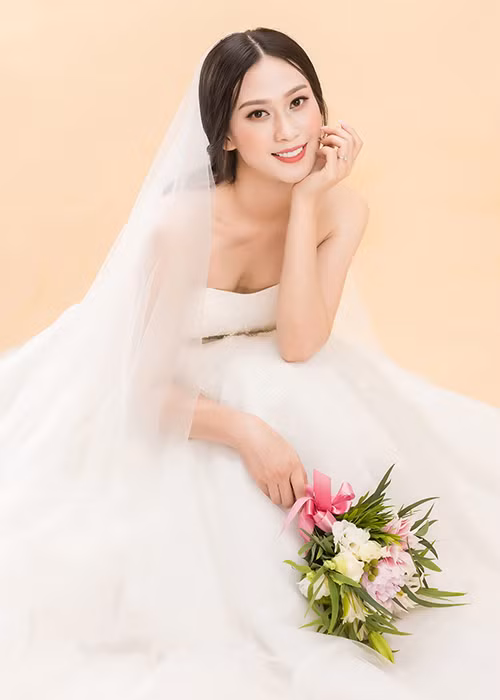 Á hậu 2 cuộc thi Hoa hậu Đại dương Việt Nam 2014 tâm sự cô bị thuyết phục bởi chồng sắp cưới là một người nhiệt huyết với công việc tình nguyện và làm việc gì cũng thấy có tâm.