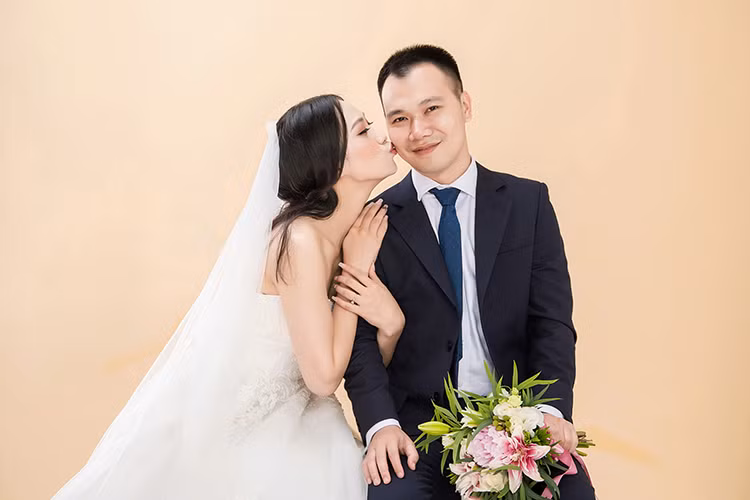 Trước khi tung bộ ảnh cưới, người đẹp sinh năm 1993 thường xuyên khoe ảnh tình tứ bên chồng sắp cưới nhưng giấu mặt nửa kia của mình.