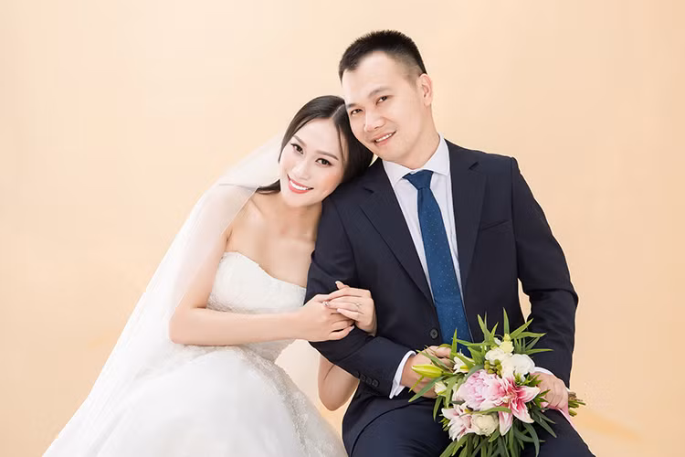  Á hậu Vân Quỳnh sắp lên xe hoa. Mới đây, cô bất ngờ tung bộ ảnh cưới lãng mạn bên chồng sắp cưới.