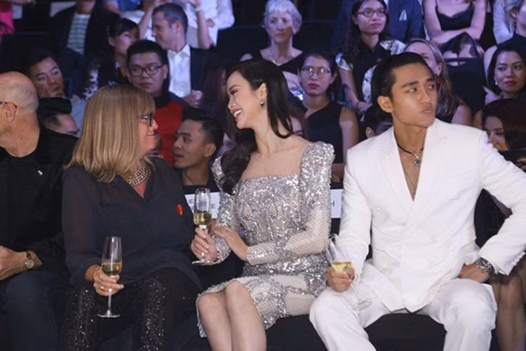 Trước đó, sau tuyên bố đường ai nấy đi, Vũ Ngọc Anh và Hữu Vi lần đầu đụng mặt khi đến xem một sự kiện thời trang. Dù ngồi cạnh nhau nhưng cả hai đều không quan tâm đến người còn lại. Ảnh: Saostar