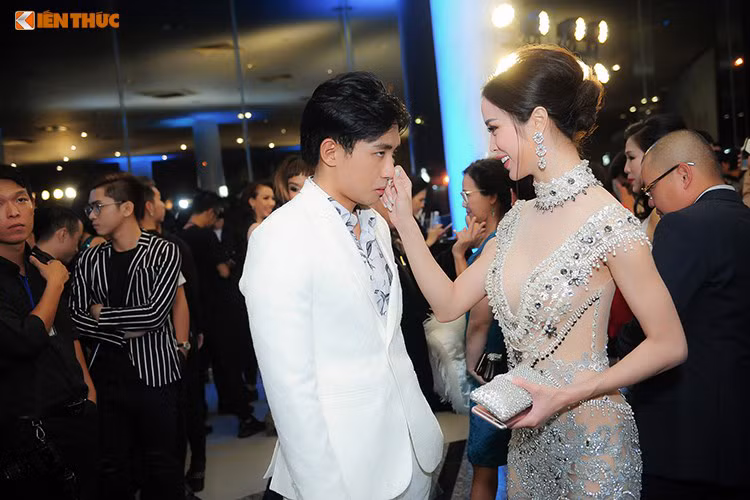 Khi còn mặn nồng, Vũ Ngọc Anh và Hữu Vi thường xuyên xuất hiện tình tứ bên nhau. Theo lời top 5 cuộc thi Hoa hậu Việt Nam 2012, cả hai chia tay vì nhiều lý do. Ảnh: Lê Chí Linh