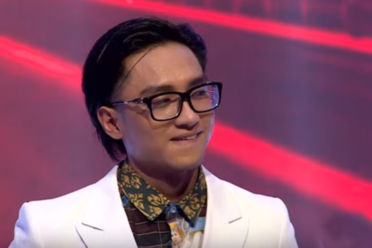 Hữu Vi làm host The Face trong khi Vũ Ngọc Anh là một trong những giám khảo khách mời. Khi gặp lại tình cũ, nam người mẫu tỏ rõ sự ngượng ngùng trên gương mặt và cách nói chuyện ấp a ấp úng. Ảnh: Kul News