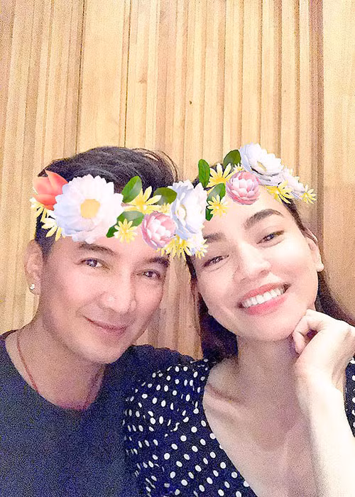 2 ngôi sao của showbiz Việt vui vẻ chụp ảnh selfie trong buổi ăn tối thân mật.