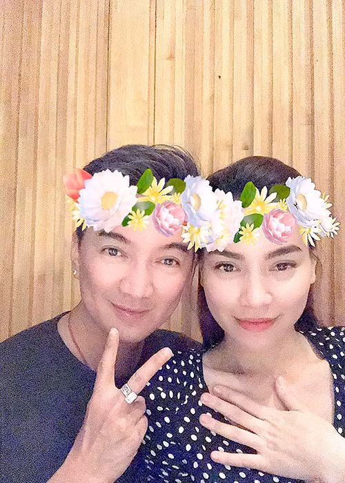 Trong khi đó, "ông hoàng nhạc Việt" chia sẻ: "Rời ghế nhà trường đã lâu nên bị quên cách làm văn giải thích và chứng minh rồi. Đêm nay hoặc nhiều đêm nữa ta sẽ tự hỏi vì sao mình vẫn như thế này. Chỉ nghe trong tiếng gió. Đó là duyên, là hiểu biết, là ý thức, là cảm thông, là biết sống. Có những điều không cần phải giải thích. Kể lại chúng ta vẫn là bạn”.