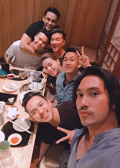 Buổi ăn tối còn có sự góp mặt của ca sĩ Dương Triệu Vũ, NTK Lý Quí Khánh và diễn viên La Quốc Hùng.