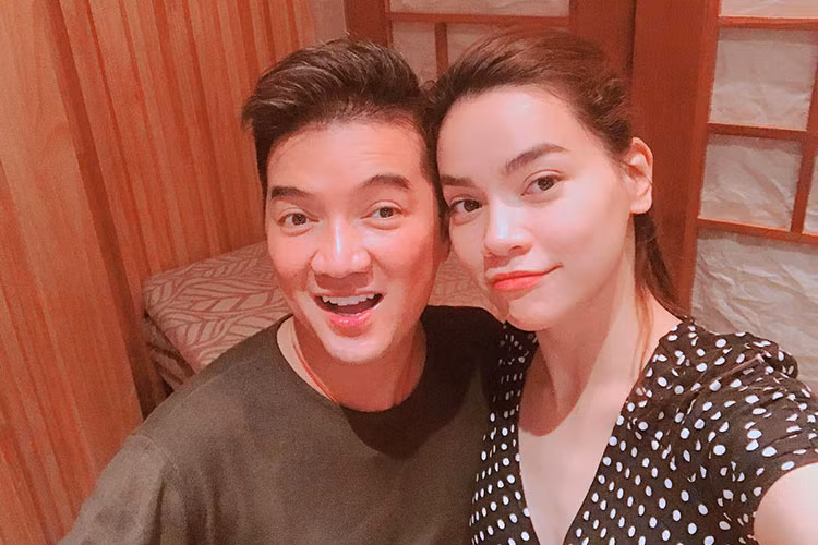 Khoe ảnh thân thiết với Mr Đàm, Hồ Ngọc Hà viết: “Buổi tối vui vẻ của chúng mình, mình có mấy hội bạn. Chẳng cần nói nhiều cũng hiểu nhau. Dù ngoài kia có giằng xé đủ thứ chuyện để chia rẽ thì rất tiếc chúng tớ đã lớn để hiểu ai là bạn ai là bè. Không ghét ai, không thù ai, cũng chẳng bận tâm đến những ai cứ thích gây chuyện vì thời gian đâu có để làm những chuyện đó nữa”.