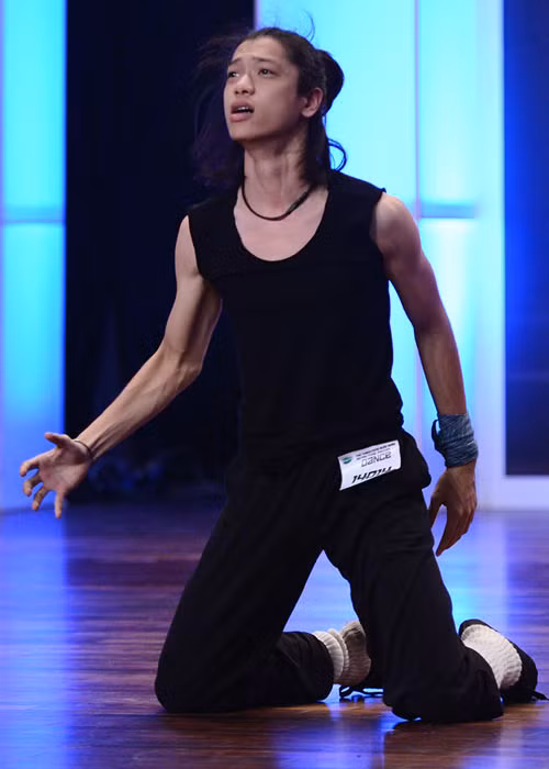 Năm 2012, Hiền Sến tham gia cuộc thi Thử thách cùng bước nhảy (So you think you can dance). Anh gây ấn tượng bởi vẻ ngoài lãng tử và kỹ thuật múa điêu luyện. Ảnh: BTC