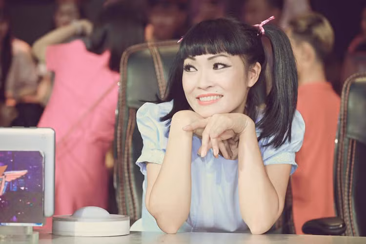 Phương Thanh hóa học sinh khi ghi hình cho một chương trình.