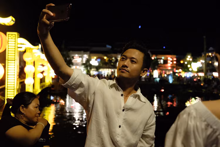 Quý Bình chia sẻ hình ảnh của mình kèm chú thích: "Một mình. Sao vẫn chưa quen".