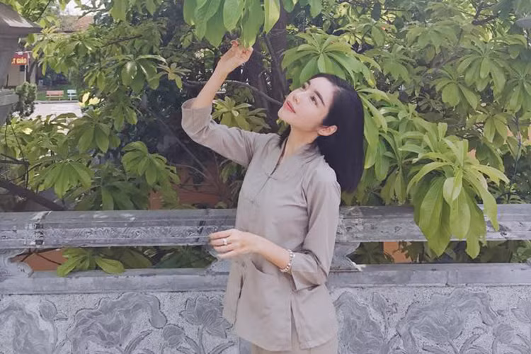 Elly Trần mặc giản dị đi chùa nhân dịp lễ Vu Lan.