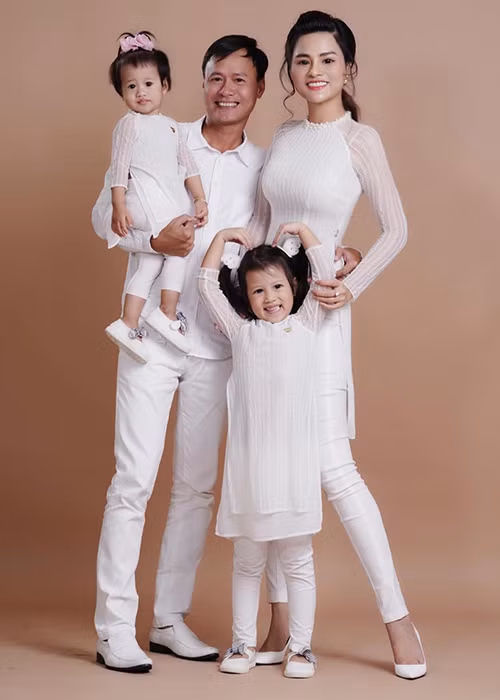 Cựu người mẫu Vũ Thu Phương hạnh phúc bên chồng và 2 con gái.