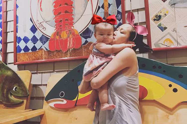 Vợ 9x của Lam Trường cưng nựng cô con gái ngày càng bụ bẫm.