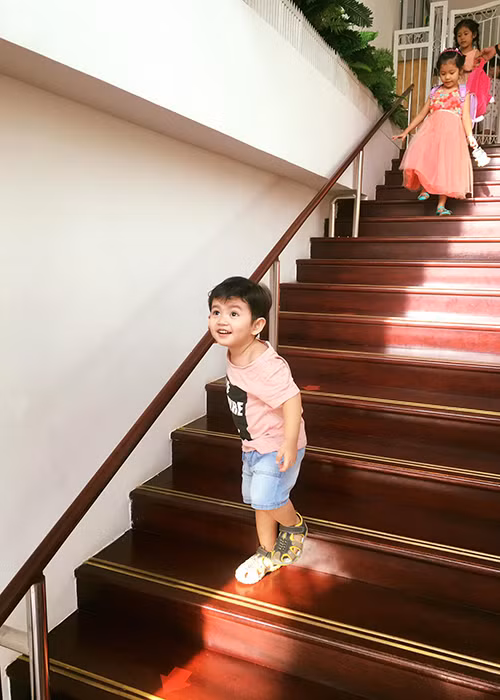 Khánh Thi đăng ảnh con trai Kubi kèm lời tâm sự: “Gia đình nào cũng có thiên thần của riêng mình. Dù xấu hay đẹp thì con cái cũng luôn là số 1 trong mắt ba mẹ”.