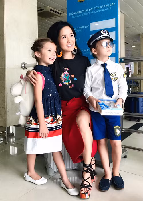 Cặp song sinh Tôm - Tép nhà sao Việt Hồng Nhung sành điệu tại sân bay. Sắp tới, 2 nhóc tì này sẽ vào lớp 1.