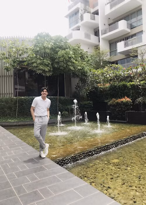 Noo Phước Thịnh thả thính fans: “Em có thể chỉ cho anh lối thoát khỏi trái tim em được không?”.