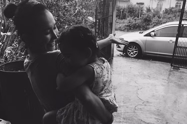 Kim Hiền chia sẻ hình ảnh bên con gái đồng thời viết: "Lần đầu tiên cảm nhận mưa sau 2 năm sống xa nhà".