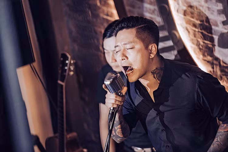 Tuấn Hưng đăng tải status: "Không có gì là hoàn hảo dù đó luôn là mục tiêu ta hướng tới và đôi khi phải bịt luôn 2 mắt lại thì mọi bộn bề thị phi mới không làm ta hoang mang. Và chỉ khi tự mình im lặng ta mới cảm nhận rõ giá trị thực sự của chính mình".