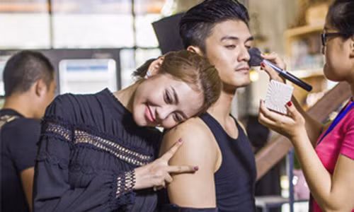 Lam Vinh Hai phu nhan chia tay, Linh Chi lap lung