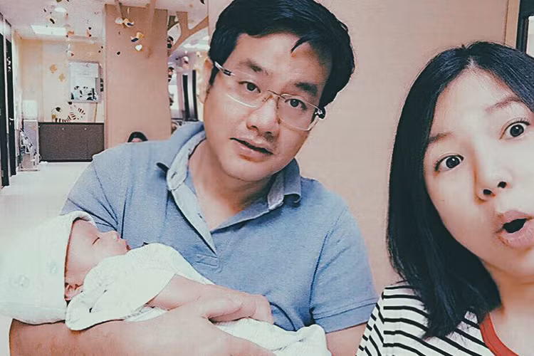 Tháng 2/2014, Ngô Quỳnh Anh bất ngờ làm đám cưới với bạn trai làm chung trong lĩnh vực Markerting, sau 3 năm hẹn hò. Tháng 1/2017, nữ ca sĩ khoe ảnh bế con. Nhiều người bất ngờ vì việc bầu bí và sinh con được cô giấu kín. Ảnh: Fanpage nhân vật