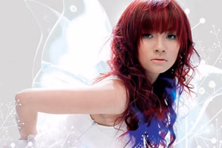 Thu Thủy từng là thành viên của nhóm nhạc Mây trắng trước khi tham gia nhóm H.A.T. Sau khi rời H.A.T, cô hoạt động với tư cách ca sĩ solo và có trong tay loạt hit: "Mỗi người một nơi", "Viên kẹo mới", "Con đường tôi đi"...Ảnh: Zing